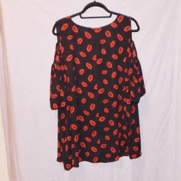 Torrid Lip Print Georgette Flutter Sleeve Cold Shoulder Blouse Size 4X - Picture 5 of 5